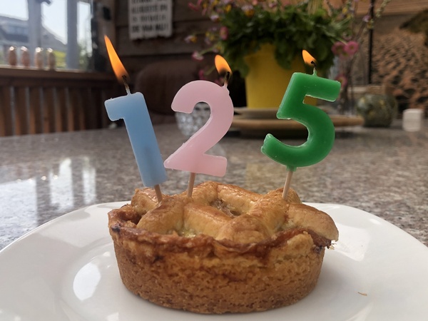 12,5 jarig jubileum Het Reputatiebureau - appeltaartje met kaarsjes in de vorm van een cijfer 1, 2 en 5 erin geprikt. (© Wesley M. Dekker)